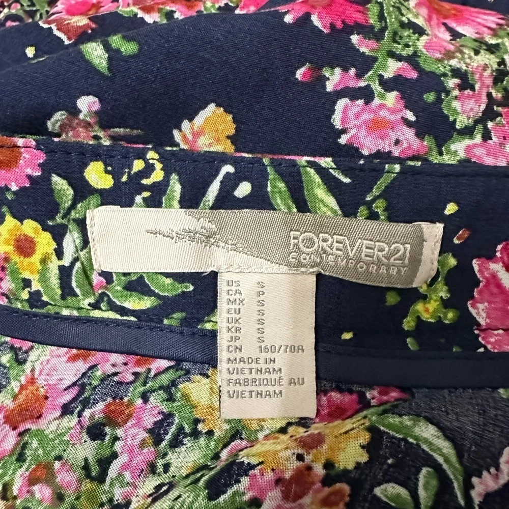 🌺 Beautiful flowers printed long skirt side zipper excellent condition. - Picture 2 of 8
